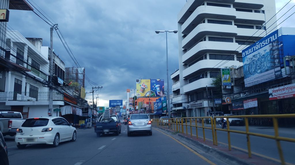 ภาพถนนตรงที่ วีไบรท์ ตั้งอยู่ ถ่ายโดย silamanee พ.ศ. 2561 (2018) · A street-level view of where วีไบรท์ · Wibaira stands, by silamanee in 2561 (2018)