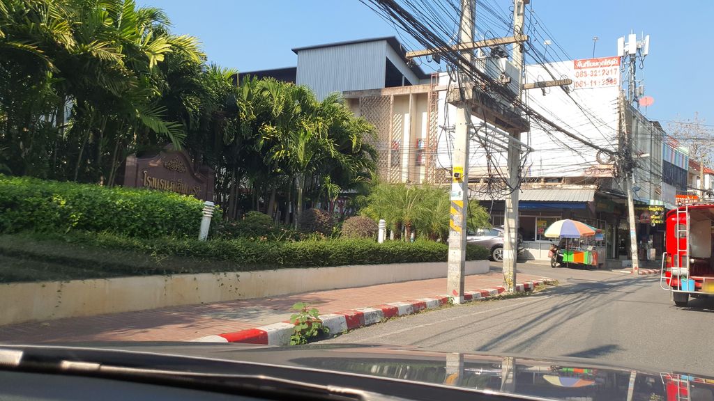ภาพถนนตรงที่ ไดมอนด์ เด้นท์ ตั้งอยู่ ถ่ายโดย jrcarlsen พ.ศ. 2565 (2022) · A street-level view of where ไดมอนด์ เด้นท์ · Diamond Den stands, by jrcarlsen in 2565 (2022)