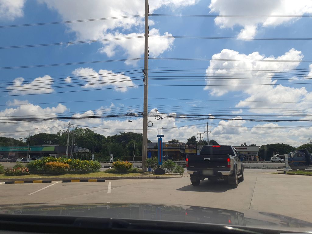 ภาพถนนตรงที่ กู๊ด ฟ. ฟัน แม่เหียะ ตั้งอยู่ ถ่ายโดย jrcarlsen พ.ศ. 2566 (2023) · A street-level view of where กู๊ด ฟ. ฟัน แม่เหียะ · Kut Fa. Fan Mae Hia stands, by jrcarlsen in 2566 (2023)