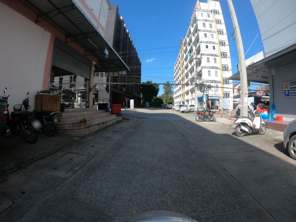 ภาพถนนตรงที่ เดนทัลเซนส์ คลินิก ตั้งอยู่ ถ่ายโดย chanuwath_grab พ.ศ. 2562 (2019) · A street-level view of where เดนทัลเซนส์ คลินิก · Dental Sense Clinic stands, by chanuwath_grab in 2562 (2019)