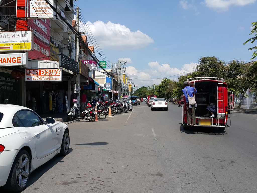 ภาพถนนตรงที่ อนุทินทันตคลินิก ตั้งอยู่ ถ่ายโดย jrcarlsen พ.ศ. 2558 (2015) · A street-level view of where อนุทินทันตคลินิก · Anuthin Thantakhlinik stands, by jrcarlsen in 2558 (2015)