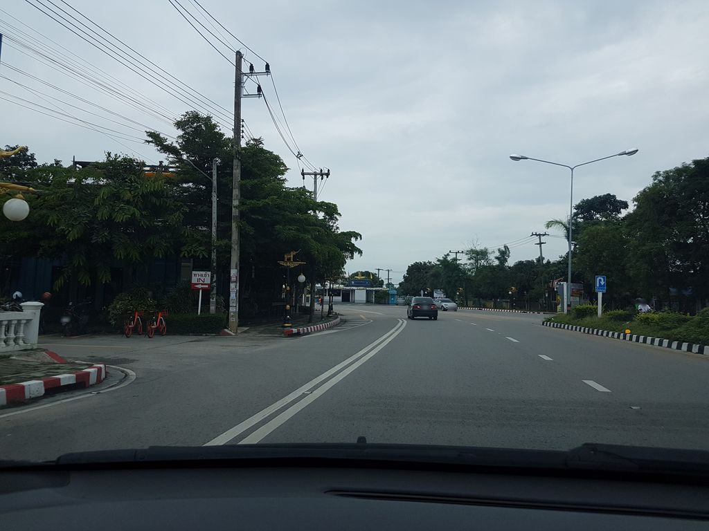 ภาพถนนตรงที่ เมจิก สไมล์ ตั้งอยู่ ถ่ายโดย ekkarin พ.ศ. 2561 (2018) · A street-level view of where เมจิก สไมล์ · Mechik Smile stands, by ekkarin in 2561 (2018)