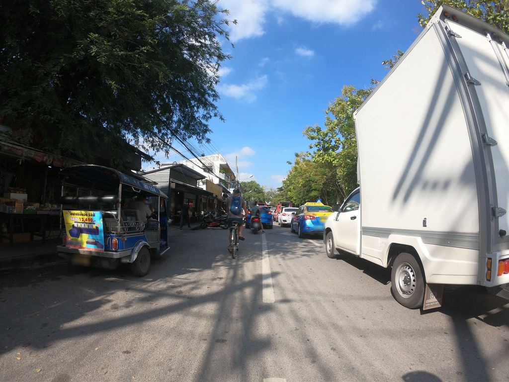 ภาพถนนตรงที่ คลินิกฟันสบาย ตั้งอยู่ ถ่ายโดย chanuwath_grab พ.ศ. 2562 (2019) · A street-level view of where คลินิกฟันสบาย · Fan Sabai Clinic stands, by chanuwath_grab in 2562 (2019)