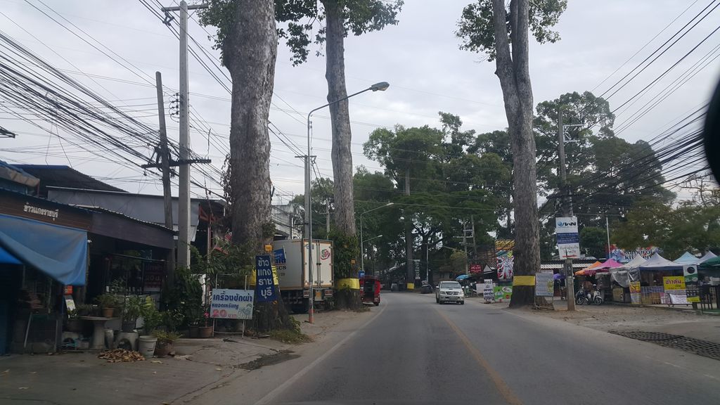 ภาพถนนตรงที่ ซันชายน์ คลินิกทันตกรรม (หนองหอย) ตั้งอยู่ ถ่ายโดย jrcarlsen พ.ศ. 2561 (2018) · A street-level view of where ซันชายน์ คลินิกทันตกรรม (หนองหอย) · Sunshine Clinic Thantakrarom (Nong Hoi) stands, by jrcarlsen in 2561 (2018)
