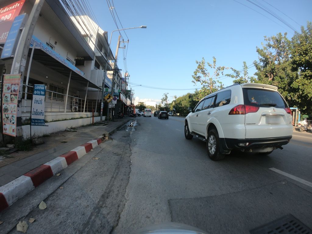 ภาพถนนตรงที่ คลินิกเลิศทันตกรรม ตั้งอยู่ ถ่ายโดย chanuwath_grab พ.ศ. 2562 (2019) · A street-level view of where คลินิกเลิศทันตกรรม · Loet Thantakrarom Clinic stands, by chanuwath_grab in 2562 (2019)