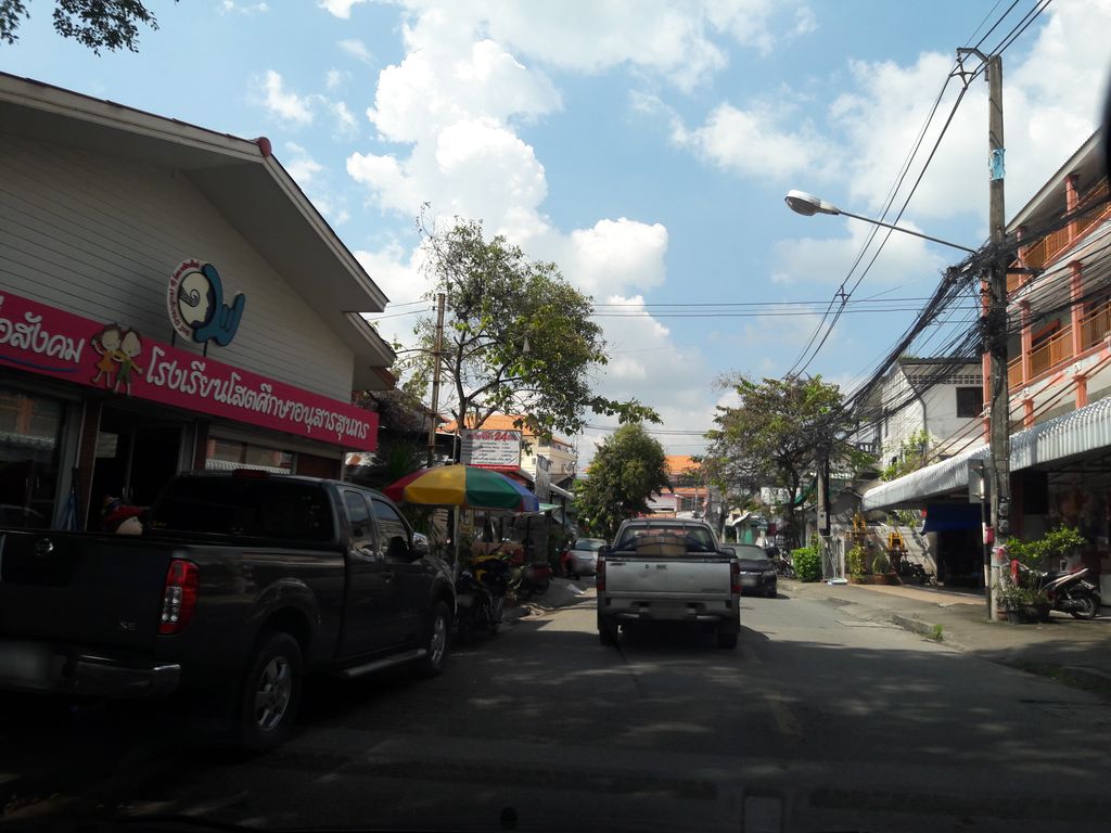 ภาพถนนตรงที่ คลินิกพีระยศทันตกรรม ตั้งอยู่ ถ่ายโดย superbate พ.ศ. 2561 (2018) · A street-level view of where คลินิกพีระยศทันตกรรม · Phira Yot Thantakrarom Clinic stands, by superbate in 2561 (2018)