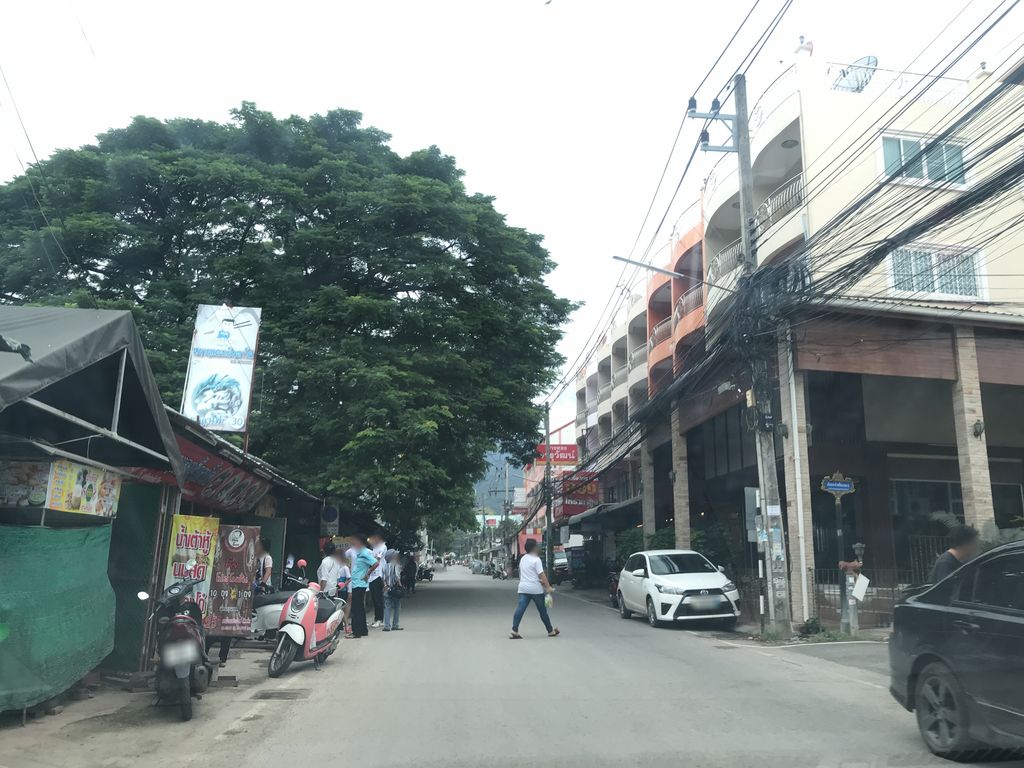 ภาพถนนตรงที่ ซันชายน์ คลินิกทันตกรรม (เจ็ดยอด) ตั้งอยู่ ถ่ายโดย prasert พ.ศ. 2561 (2018) · A street-level view of where ซันชายน์ คลินิกทันตกรรม (เจ็ดยอด) · Sunshine Clinic Thantakrarom (Chet Yot) stands, by prasert in 2561 (2018)