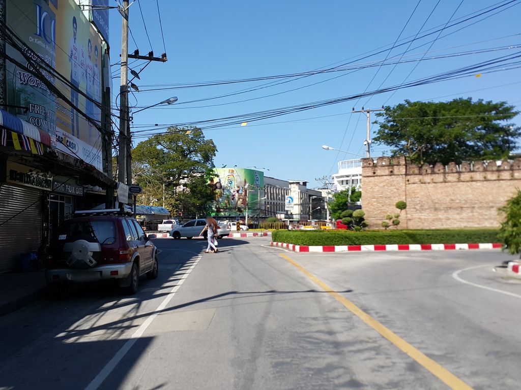 ภาพถนนตรงที่ เฟรนด์ลีเดนท์ ตั้งอยู่ ถ่ายโดย jrcarlsen พ.ศ. 2558 (2015) · A street-level view of where เฟรนด์ลีเดนท์ · Friend Li Den stands, by jrcarlsen in 2558 (2015)