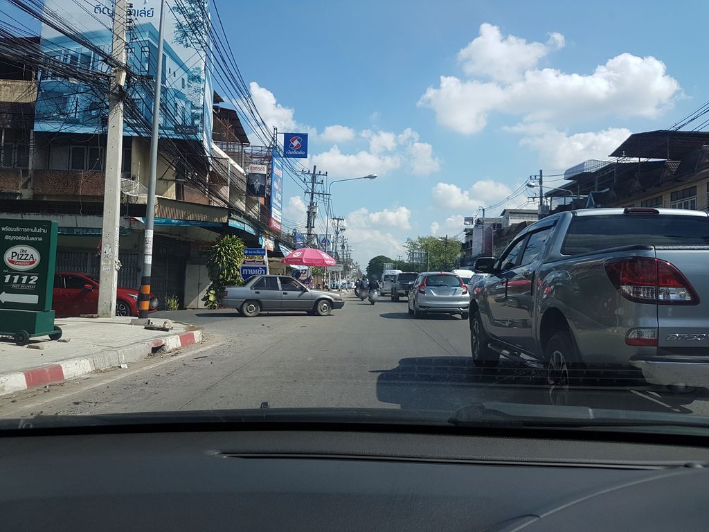 ภาพถนนตรงที่ คลินิกทันตกรรม หมอวิสุ ตั้งอยู่ ถ่ายโดย ekkarin พ.ศ. 2561 (2018) · A street-level view of where คลินิกทันตกรรม หมอวิสุ · Thantakrarom Mo Wi Su Clinic stands, by ekkarin in 2561 (2018)