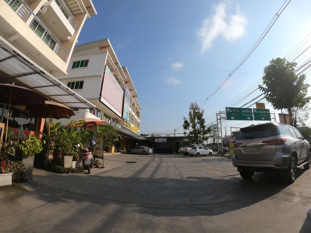 ภาพถนนตรงที่ คลินิกทันตกรรมนิวพลัส ตั้งอยู่ ถ่ายโดย chanuwath_grab พ.ศ. 2562 (2019) · A street-level view of where คลินิกทันตกรรมนิวพลัส · Thantakrarom New Plus Clinic stands, by chanuwath_grab in 2562 (2019)