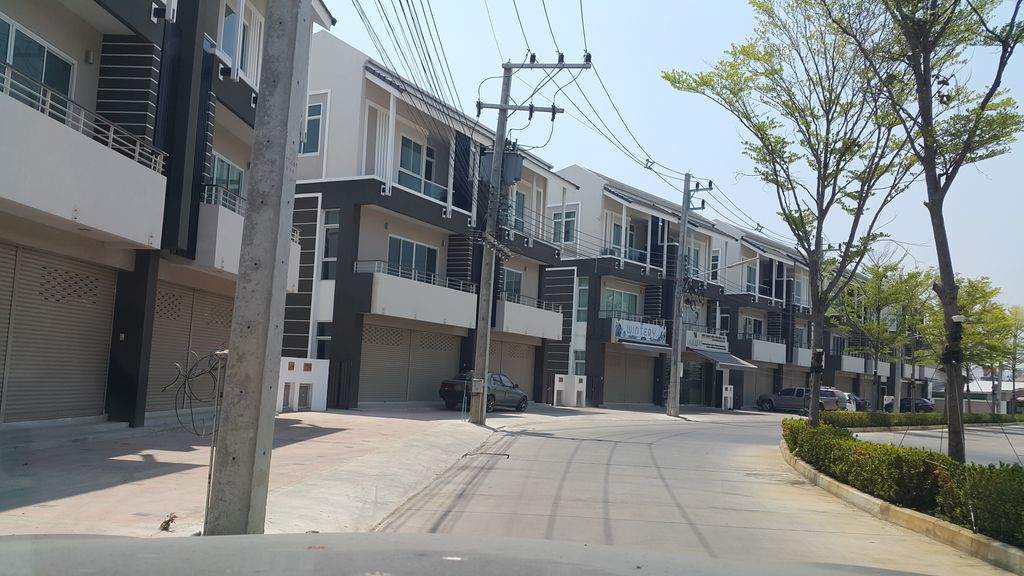 ภาพถนนตรงที่ เดนทัลชายน์ ตั้งอยู่ ถ่ายโดย jrcarlsen พ.ศ. 2560 (2017) · A street-level view of where เดนทัลชายน์ · Dental Chai stands, by jrcarlsen in 2560 (2017)