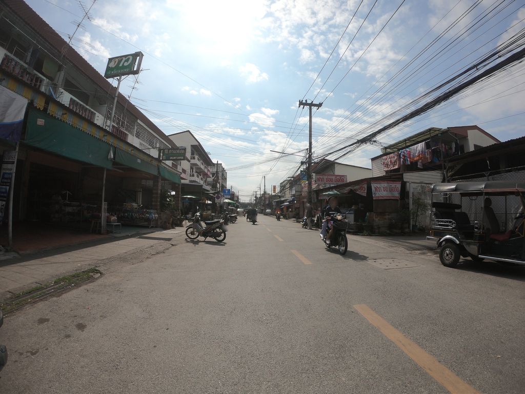 ภาพถนนตรงที่ มีทูธ คลินิกทันตกรรม ตั้งอยู่ ถ่ายโดย chanuwath_grab พ.ศ. 2562 (2019) · A street-level view of where มีทูธ คลินิกทันตกรรม · Mithut Clinic Thantakrarom stands, by chanuwath_grab in 2562 (2019)