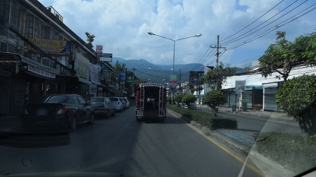 ภาพถนนตรงที่ โกลว์สไมล์ เดนทัลคลินิก ตั้งอยู่ ถ่ายโดย charlesano พ.ศ. 2561 (2018) · A street-level view of where โกลว์สไมล์ เดนทัลคลินิก · Klotmai Dental Clinic stands, by charlesano in 2561 (2018)