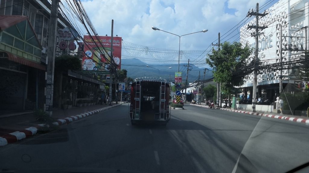 ภาพถนนตรงที่ คลินิกทันตกรรม ทูธสไมล์พลัส ตั้งอยู่ ถ่ายโดย charlesano พ.ศ. 2561 (2018) · A street-level view of where คลินิกทันตกรรม ทูธสไมล์พลัส · Thantakrarom Thutsamaiphlat Clinic stands, by charlesano in 2561 (2018)