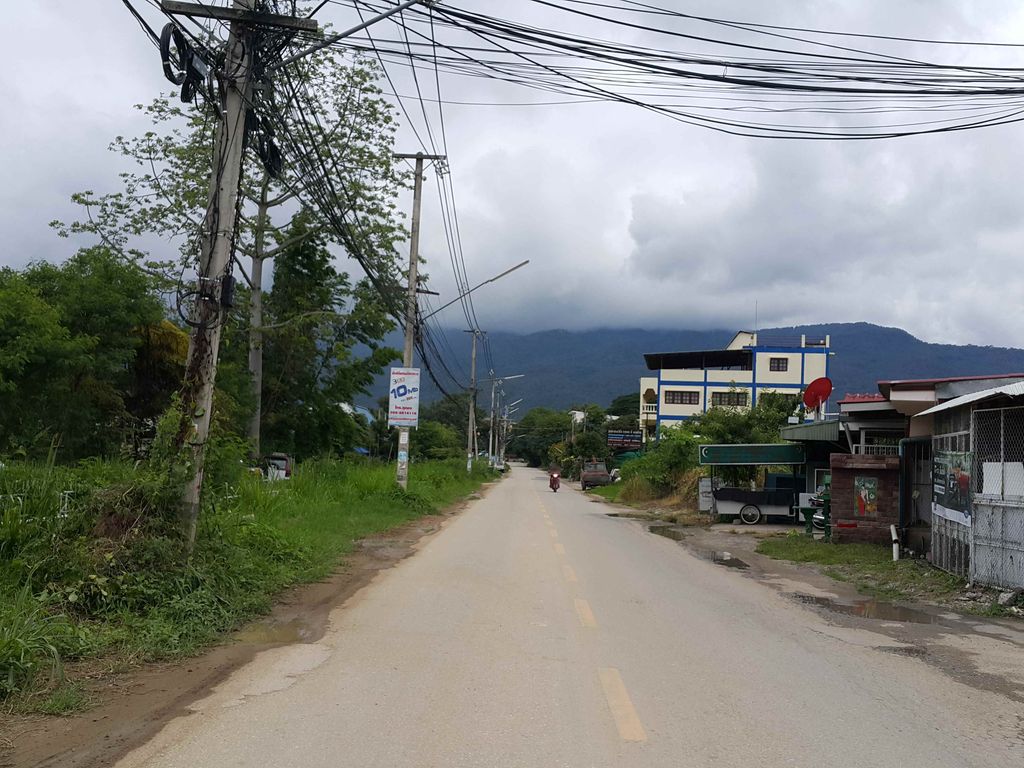 ภาพถนนตรงที่ ทันต์คลินิกทันตกรรม ตั้งอยู่ ถ่ายโดย jrcarlsen พ.ศ. 2558 (2015) · A street-level view of where ทันต์คลินิกทันตกรรม · Than Clinic Thantakrarom stands, by jrcarlsen in 2558 (2015)