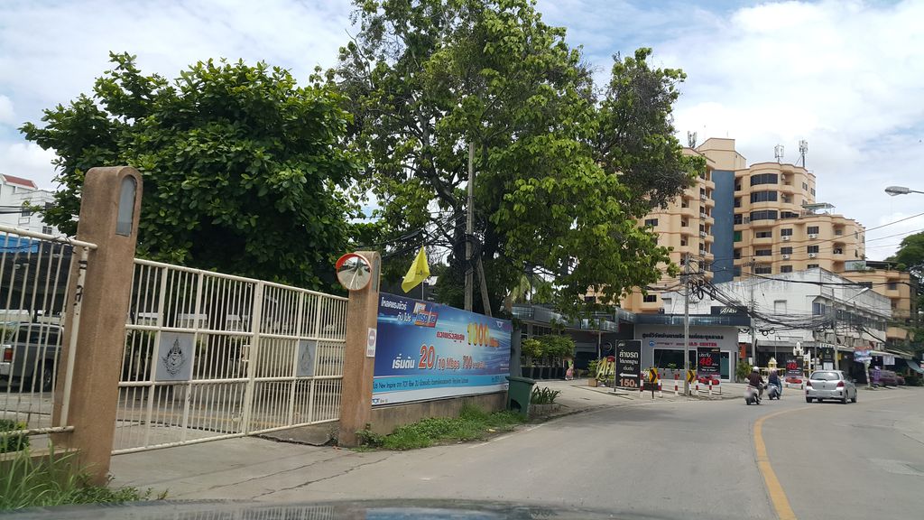 ภาพถนนตรงที่ ทันตแพทย์สุทิสา ตั้งอยู่ ถ่ายโดย jrcarlsen พ.ศ. 2559 (2016) · A street-level view of where ทันตแพทย์สุทิสา · Thantaphaet Suthisa stands, by jrcarlsen in 2559 (2016)