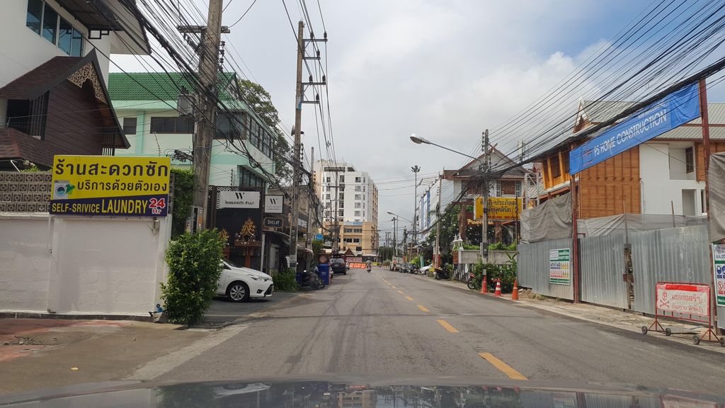 ภาพถนนตรงที่ หมอไมตรีทันตกรรม ตั้งอยู่ ถ่ายโดย jrcarlsen พ.ศ. 2565 (2022) · A street-level view of where หมอไมตรีทันตกรรม · Mo Maitri Thantakrarom stands, by jrcarlsen in 2565 (2022)