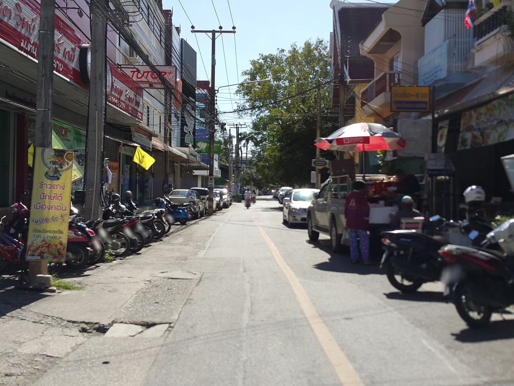 ภาพถนนตรงที่ เดนทัลมี 1 (พระสิงห์) ตั้งอยู่ ถ่ายโดย jrcarlsen พ.ศ. 2558 (2015) · A street-level view of where เดนทัลมี 1 (พระสิงห์) · Dental Mi 1 (Phra Sing) stands, by jrcarlsen in 2558 (2015)