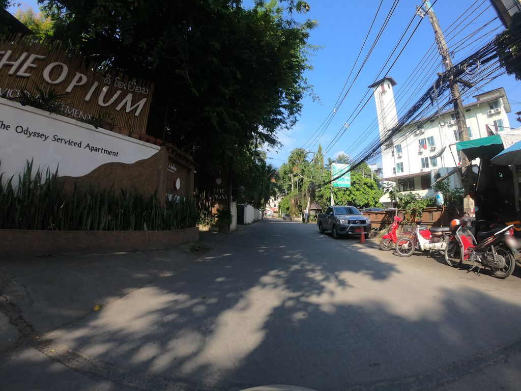 ภาพถนนตรงที่ เอ-เดนท์ ทันตกรรม ตั้งอยู่ ถ่ายโดย chanuwath_grab พ.ศ. 2562 (2019) · A street-level view of where เอ-เดนท์ ทันตกรรม · A-den Thantakrarom stands, by chanuwath_grab in 2562 (2019)