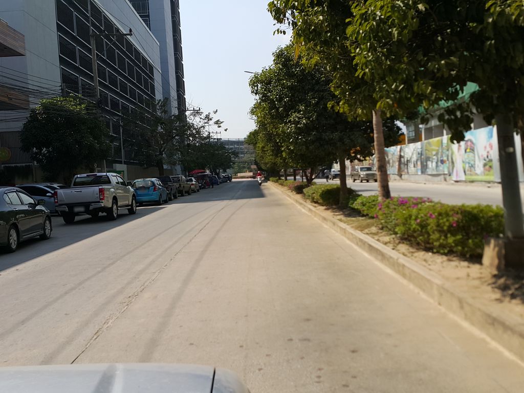 ภาพถนนตรงที่ สไมล์พลัส ตั้งอยู่ ถ่ายโดย jrcarlsen พ.ศ. 2558 (2015) · A street-level view of where สไมล์พลัส · Smile Plus stands, by jrcarlsen in 2558 (2015)