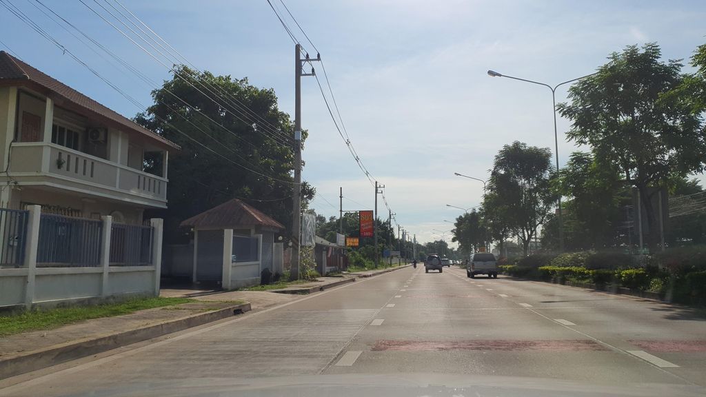 ภาพถนนตรงที่ บลิสสไมล์ ตั้งอยู่ ถ่ายโดย jrcarlsen พ.ศ. 2564 (2021) · A street-level view of where บลิสสไมล์ · Blitsamai stands, by jrcarlsen in 2564 (2021)