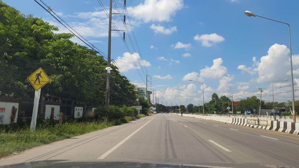 ภาพถนนตรงที่ คลินิคทันตกรรม ทูธ ทีธ ตั้งอยู่ ถ่ายโดย jrcarlsen พ.ศ. 2565 (2022) · A street-level view of where คลินิคทันตกรรม ทูธ ทีธ · Clinic Thantakrarom Thut Thit stands, by jrcarlsen in 2565 (2022)