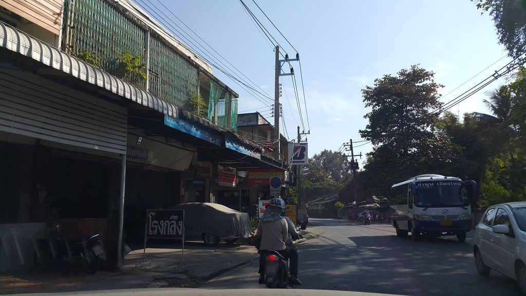 ภาพถนนตรงที่ สิรีทันตคลีนิก ตั้งอยู่ ถ่ายโดย jrcarlsen พ.ศ. 2559 (2016) · A street-level view of where สิรีทันตคลีนิก · Siri Thanta Clinic stands, by jrcarlsen in 2559 (2016)