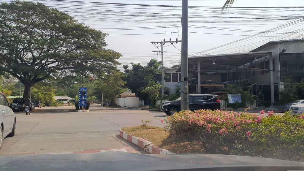 ภาพถนนตรงที่ ศูนย์ไตเทียม TRD คลินิกเวชกรรมทีอาร์ดี ตั้งอยู่ ถ่ายโดย jrcarlsen พ.ศ. 2566 (2023) · A street-level view of where ศูนย์ไตเทียม TRD คลินิกเวชกรรมทีอาร์ดี stands, by jrcarlsen in 2566 (2023)