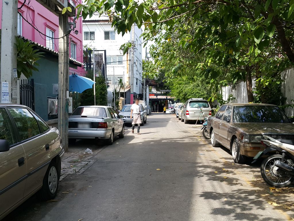 ภาพถนนตรงที่ บ้านพระสิงห์ เช่าชุดล้านนา ตั้งอยู่ ถ่ายโดย jrcarlsen พ.ศ. 2558 (2015) · A street-level view of where บ้านพระสิงห์ เช่าชุดล้านนา · Ban Phra Sing Chao Chutlanna stands, by jrcarlsen in 2558 (2015)
