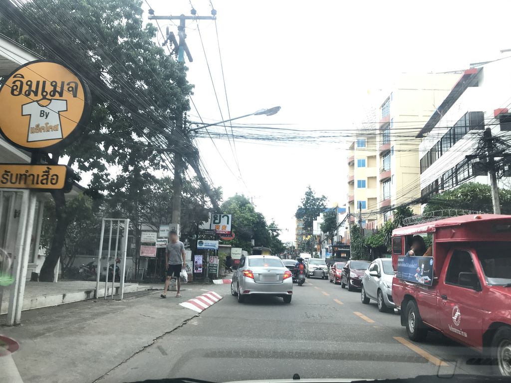 ภาพถนนตรงที่ เพนนี่ เช่าชุดราตรี ตั้งอยู่ ถ่ายโดย prasert พ.ศ. 2561 (2018) · A street-level view of where เพนนี่ เช่าชุดราตรี · Phenni Chaochudratri stands, by prasert in 2561 (2018)
