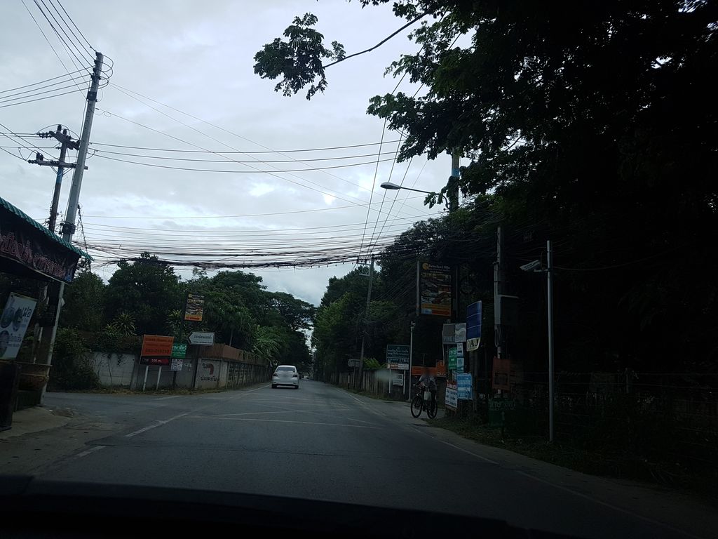 ภาพถนนตรงที่ มัลลิกา ชุดเช่า ตั้งอยู่ ถ่ายโดย ekkarin พ.ศ. 2561 (2018) · A street-level view of where มัลลิกา ชุดเช่า · Manlika Chutchao stands, by ekkarin in 2561 (2018)
