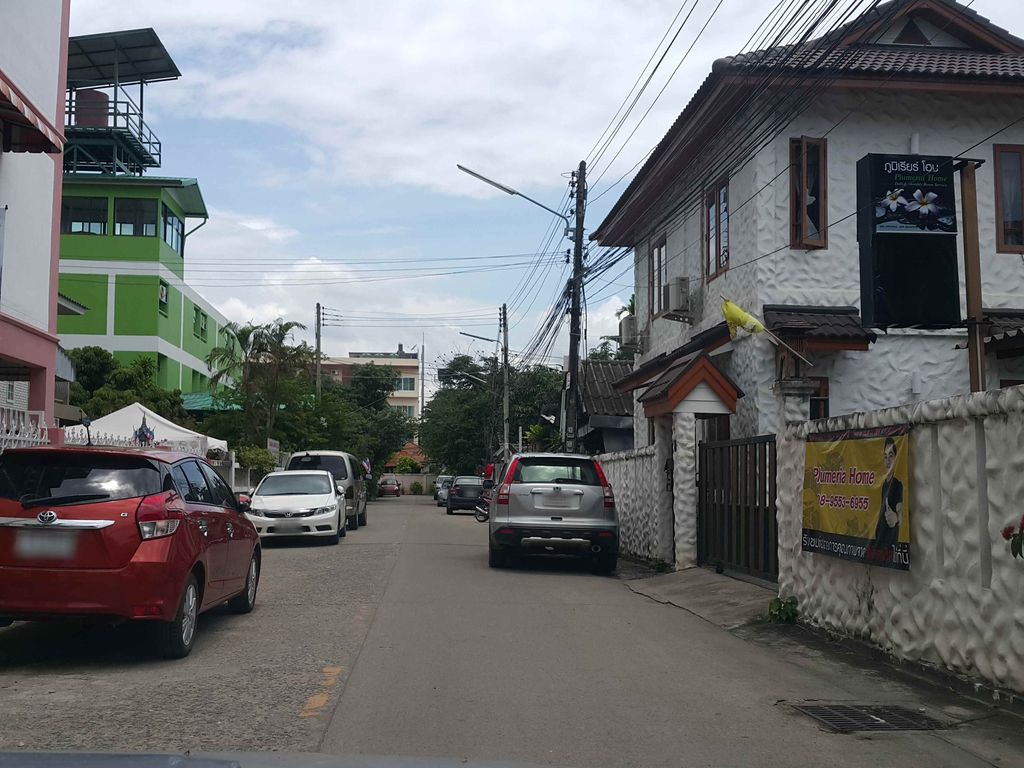 ภาพถนนตรงที่ บลูไดมอนด์ ชุดเช่า คาร์บาเร่โชว์ ตั้งอยู่ ถ่ายโดย jrcarlsen พ.ศ. 2558 (2015) · A street-level view of where บลูไดมอนด์ ชุดเช่า คาร์บาเร่โชว์ · Blue Diamond Chutchao Car Ba Re Cho stands, by jrcarlsen in 2558 (2015)