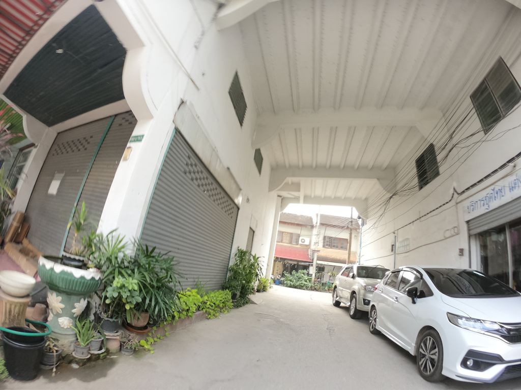 ภาพถนนตรงที่ เนาวรัตน์ชุดไทย ตั้งอยู่ ถ่ายโดย chanuwath_grab พ.ศ. 2562 (2019) · A street-level view of where เนาวรัตน์ชุดไทย · Naowa Rat Chutthai stands, by chanuwath_grab in 2562 (2019)