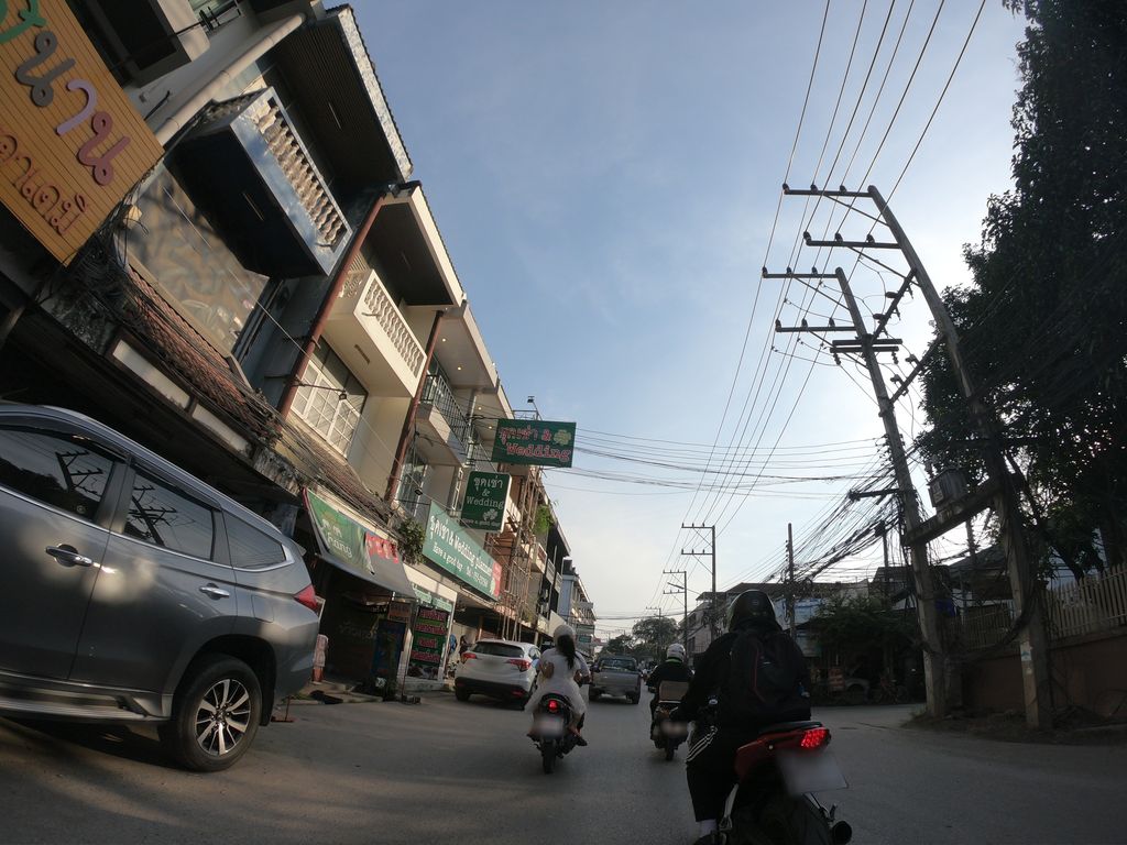 ภาพถนนตรงที่ แฮฟกู๊ดเดย์ ชุดราตรีเช่า ตั้งอยู่ ถ่ายโดย chanuwath_grab พ.ศ. 2562 (2019) · A street-level view of where แฮฟกู๊ดเดย์ ชุดราตรีเช่า · Haepkutde Chudratrichao stands, by chanuwath_grab in 2562 (2019)
