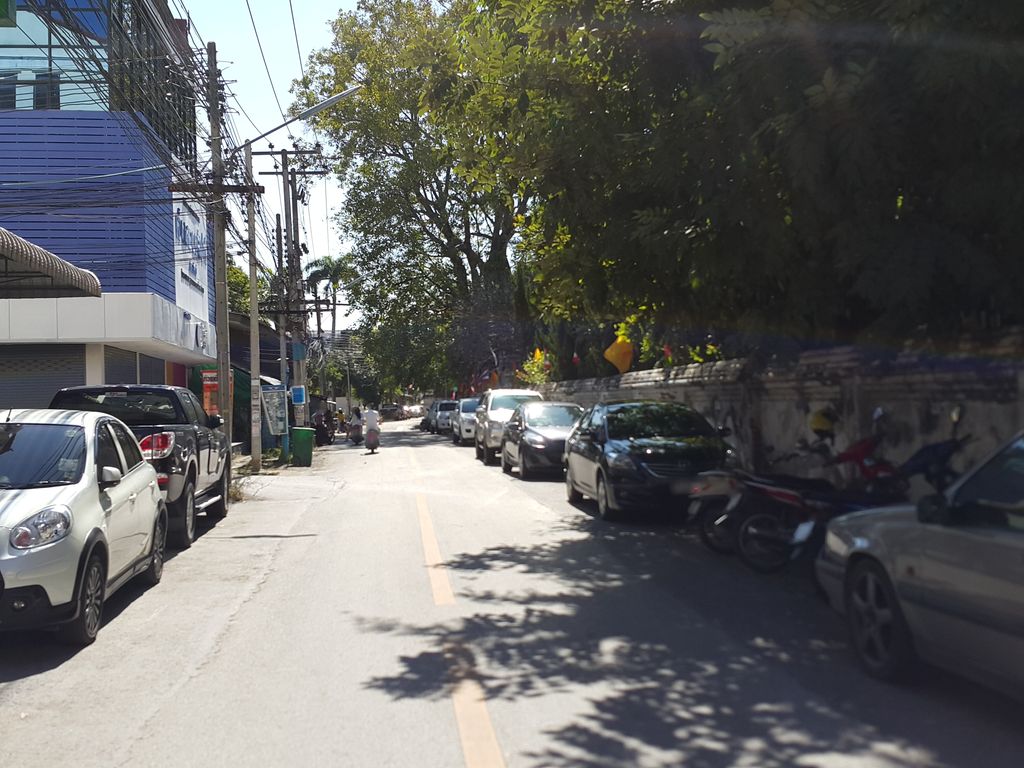 ภาพถนนตรงที่ ลานา ลานนา สตูดิโอ ตั้งอยู่ ถ่ายโดย jrcarlsen พ.ศ. 2558 (2015) · A street-level view of where ลานา ลานนา สตูดิโอ · Lana Lanna Studio stands, by jrcarlsen in 2558 (2015)