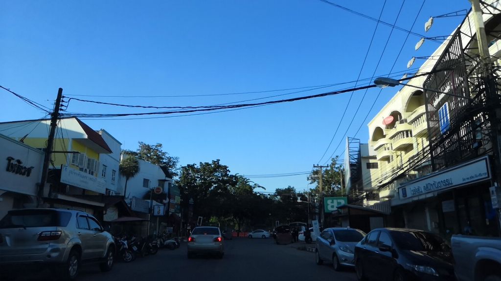 ภาพถนนตรงที่ สูทเพื่อน - เช่าสูท ตั้งอยู่ ถ่ายโดย charlesano พ.ศ. 2561 (2018) · A street-level view of where สูทเพื่อน - เช่าสูท · Suite Phuean - Chaosut stands, by charlesano in 2561 (2018)