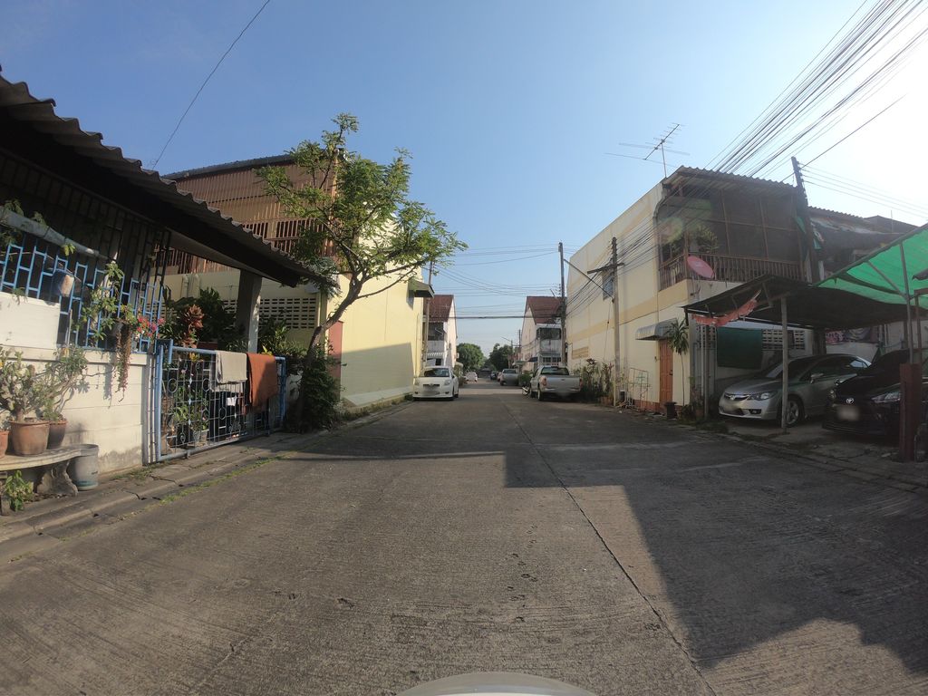ภาพถนนตรงที่ บ้านโอ๊ตแฟนซี ตั้งอยู่ ถ่ายโดย chanuwath_grab พ.ศ. 2562 (2019) · A street-level view of where บ้านโอ๊ตแฟนซี · Ban Ot Faensi stands, by chanuwath_grab in 2562 (2019)