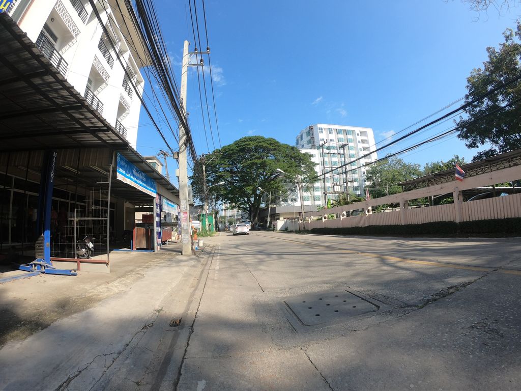 ภาพถนนตรงที่ สันติไทไท ตั้งอยู่ ถ่ายโดย chanuwath_grab พ.ศ. 2562 (2019) · A street-level view of where สันติไทไท · San Ti Thai Thai stands, by chanuwath_grab in 2562 (2019)