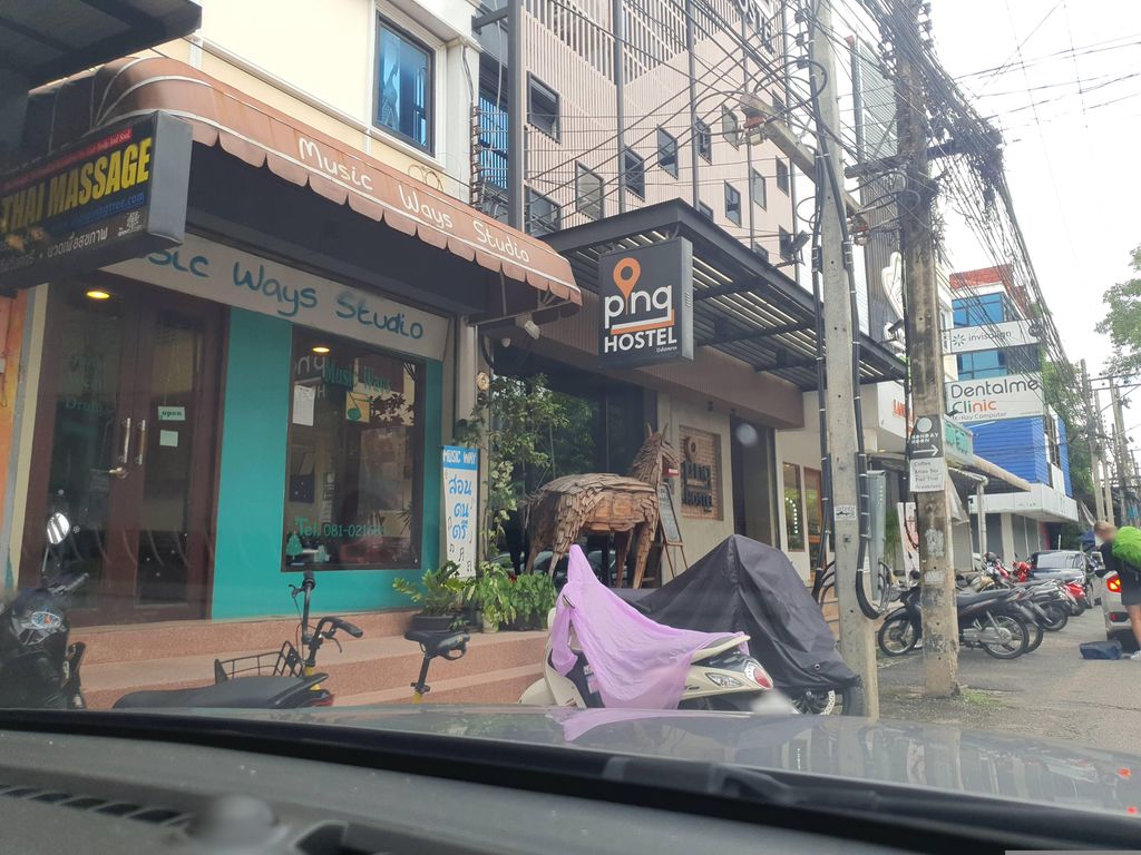 ภาพถนนตรงที่ แพรวพราว ตั้งอยู่ ถ่ายโดย jrcarlsen พ.ศ. 2566 (2023) · A street-level view of where แพรวพราว · Phraeophrao stands, by jrcarlsen in 2566 (2023)
