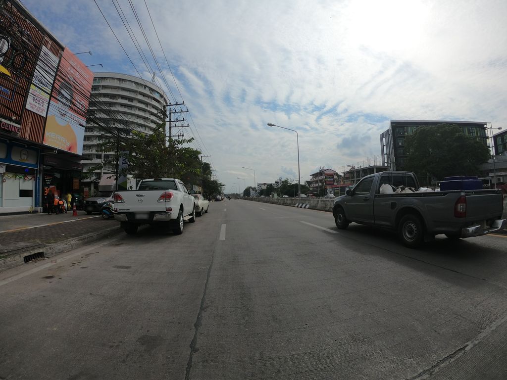 ภาพถนนตรงที่ ป๊อปเลิฟ เวดดิ้งสตูดิโอ ตั้งอยู่ ถ่ายโดย chanuwath_grab พ.ศ. 2562 (2019) · A street-level view of where ป๊อปเลิฟ เวดดิ้งสตูดิโอ · Poploep Wedding Studio stands, by chanuwath_grab in 2562 (2019)