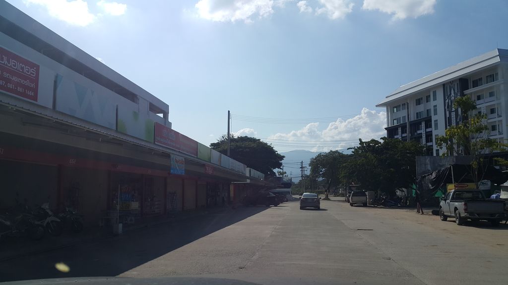 ภาพถนนตรงที่ หว่าญ่า สหคลินิก ตั้งอยู่ ถ่ายโดย jrcarlsen พ.ศ. 2559 (2016) · A street-level view of where หว่าญ่า สหคลินิก · Waya Sahakhlinik stands, by jrcarlsen in 2559 (2016)