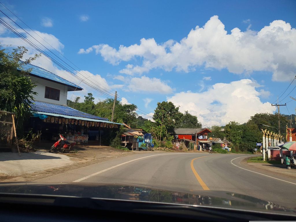 ภาพถนนตรงที่ รพ.สต.บ้านขะจาว ตั้งอยู่ ถ่ายโดย jrcarlsen พ.ศ. 2566 (2023) · A street-level view of where Ban Khajao Subdistrict Health Promoting Hospital stands, by jrcarlsen in 2566 (2023)