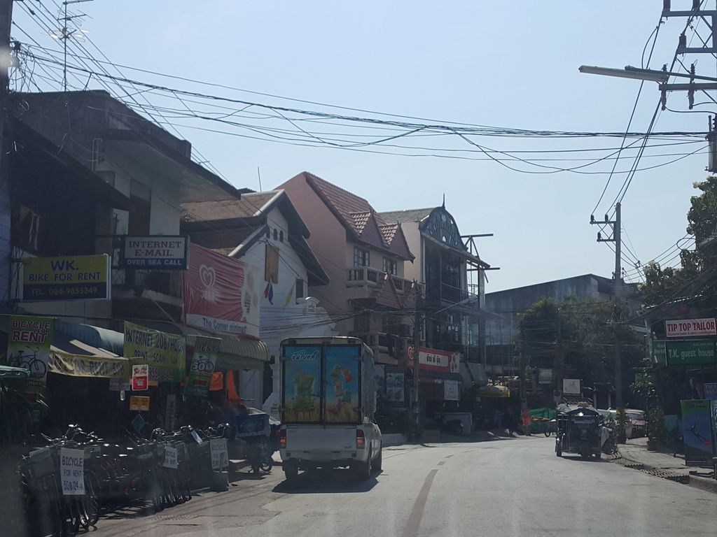 ภาพถนนตรงที่ เฟรนด์สูท ตั้งอยู่ ถ่ายโดย jrcarlsen พ.ศ. 2559 (2016) · A street-level view of where Friend Suit stands, by jrcarlsen in 2559 (2016)