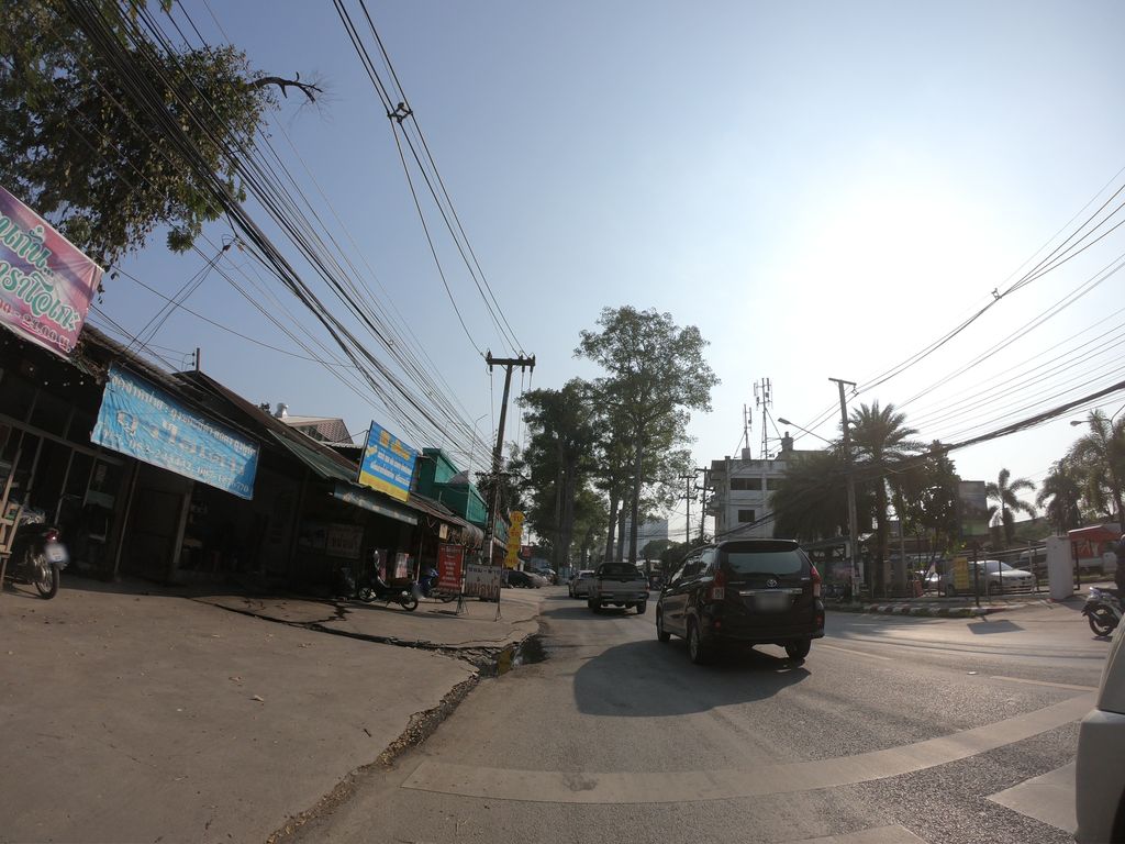 ภาพถนนตรงที่ มณีรัตนศีลค้าโลง ตั้งอยู่ ถ่ายโดย chanuwath_grab พ.ศ. 2562 (2019) · A street-level view of where มณีรัตนศีลค้าโลง · Mani Ratna Sin Kha Long stands, by chanuwath_grab in 2562 (2019)