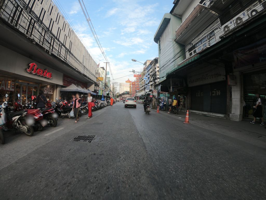 ภาพถนนตรงที่ อี้จุ้นหลี ตั้งอยู่ ถ่ายโดย chanuwath_grab พ.ศ. 2562 (2019) · A street-level view of where อี้จุ้นหลี · Ichunli stands, by chanuwath_grab in 2562 (2019)