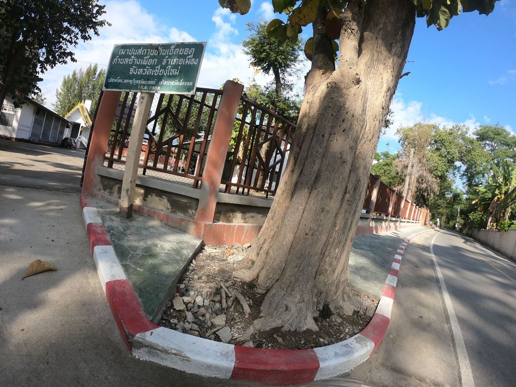 ภาพถนนตรงที่ ฌาปนสถานบ้านเจ็ดยอด ตั้งอยู่ ถ่ายโดย chanuwath_grab พ.ศ. 2562 (2019) · A street-level view of where ฌาปนสถานบ้านเจ็ดยอด · Chapnotthan Ban Chet Yot stands, by chanuwath_grab in 2562 (2019)