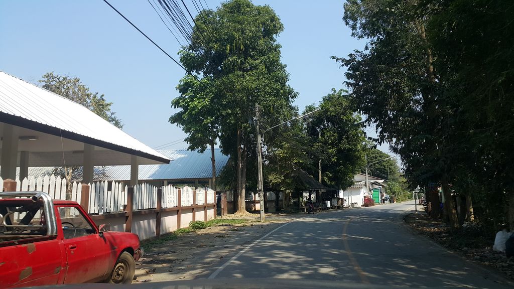 ภาพถนนตรงที่ สุสานบ้านเจดีย์เหลี่ยม ตั้งอยู่ ถ่ายโดย jrcarlsen พ.ศ. 2560 (2017) · A street-level view of where สุสานบ้านเจดีย์เหลี่ยม · Susan Ban Chedi Liam stands, by jrcarlsen in 2560 (2017)