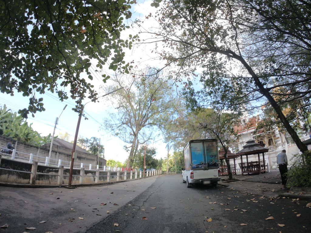 ภาพถนนตรงที่ สุสานบ้านบวกครกน้อย ตั้งอยู่ ถ่ายโดย chanuwath_grab พ.ศ. 2562 (2019) · A street-level view of where สุสานบ้านบวกครกน้อย · Susan Ban Buakkhrakanoi stands, by chanuwath_grab in 2562 (2019)