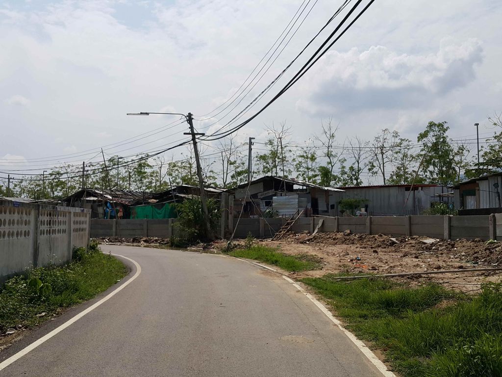 ภาพถนนตรงที่ สุสานบ้านตำหนัก-ป่าเป้า ตั้งอยู่ ถ่ายโดย jrcarlsen พ.ศ. 2558 (2015) · A street-level view of where สุสานบ้านตำหนัก-ป่าเป้า · Susan Ban Tamnak-pa Pao stands, by jrcarlsen in 2558 (2015)