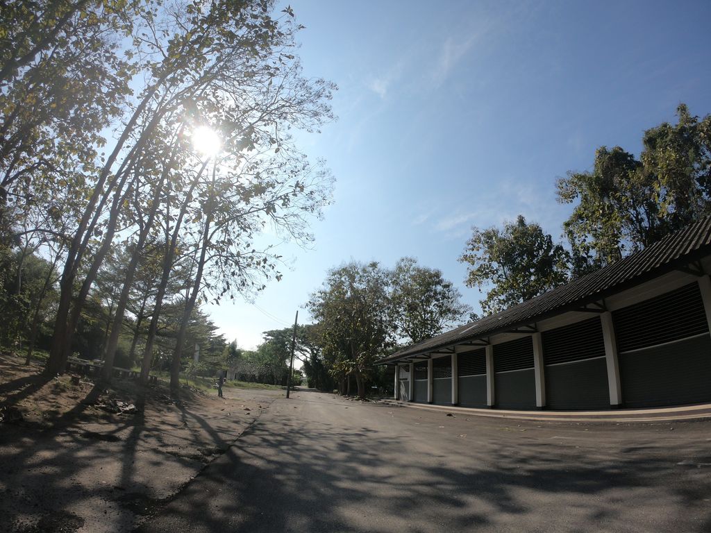ภาพถนนตรงที่ สุสาน ศรีบัวเงิน ตั้งอยู่ ถ่ายโดย chanuwath_grab พ.ศ. 2562 (2019) · A street-level view of where สุสาน ศรีบัวเงิน · Susan Sibuangoen stands, by chanuwath_grab in 2562 (2019)